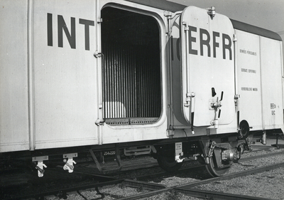 170949 Afbeelding van de geopende kluisdeur van een koelwagen van Interfrigo op het terrein van de Hoofdwerkplaats te ...